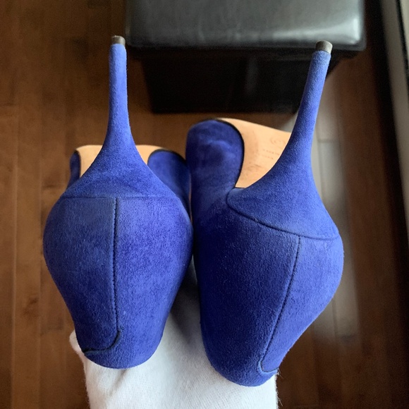 Alexander McQueen Pointed Metal-Toe Suede Pumps - Picture 12 of 13